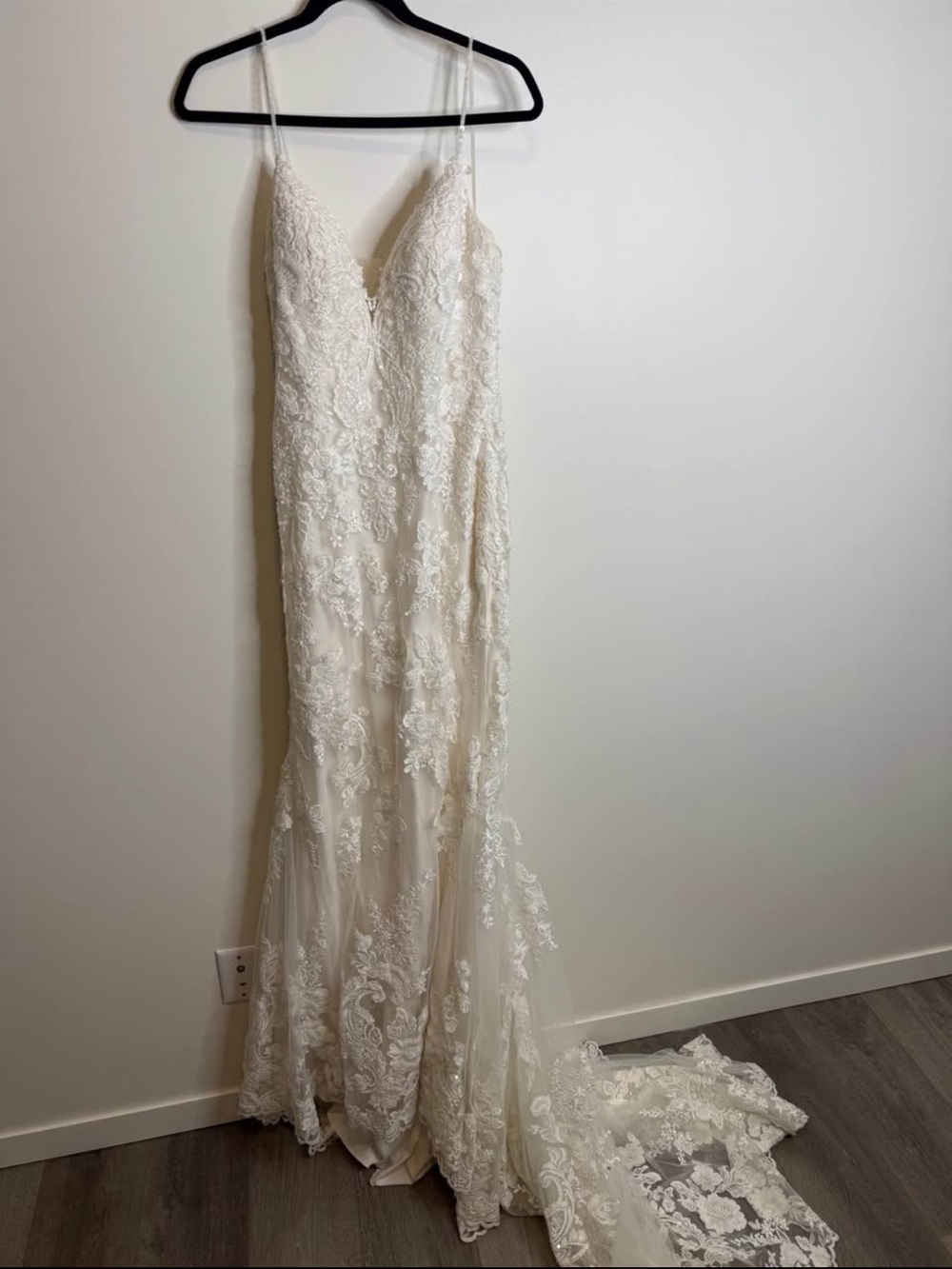 Justin Alexander Deryn Wedding dress size 8 low back beaded lace fit and flare